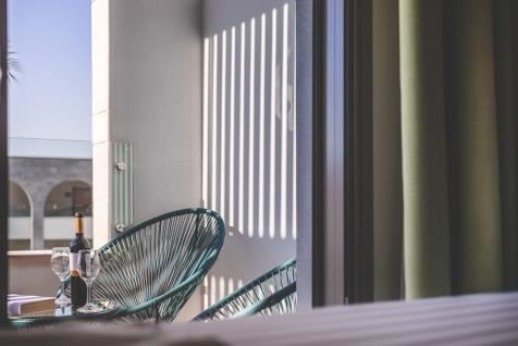 מלון מגדלה טבריה - פינת ישיבה במרפסת